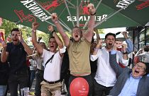Сторонники СДПГ радуются результатам своей партии на выборах.
