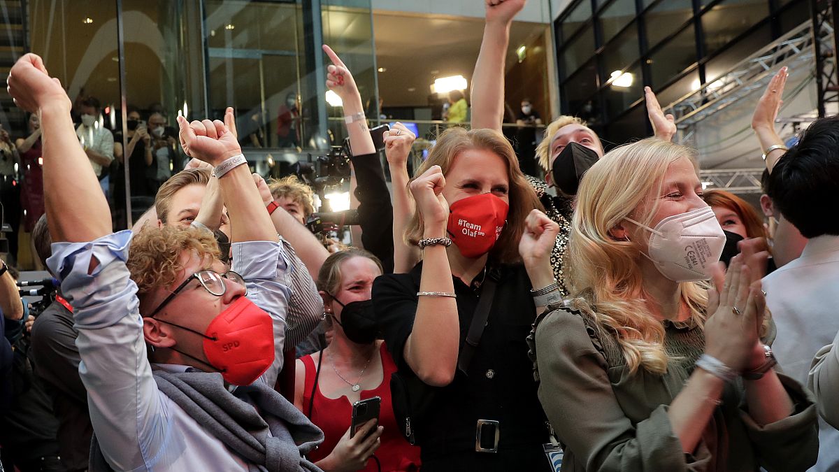 مؤيدون للحزب الاشتراكي الديمقراطي بعد فوزه في الانتخابات في مقر الحزب في برلين، ألمانيا.
