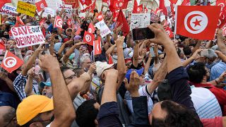 Les Tunisiens manifestent pour que le Parlement soit rétabli
