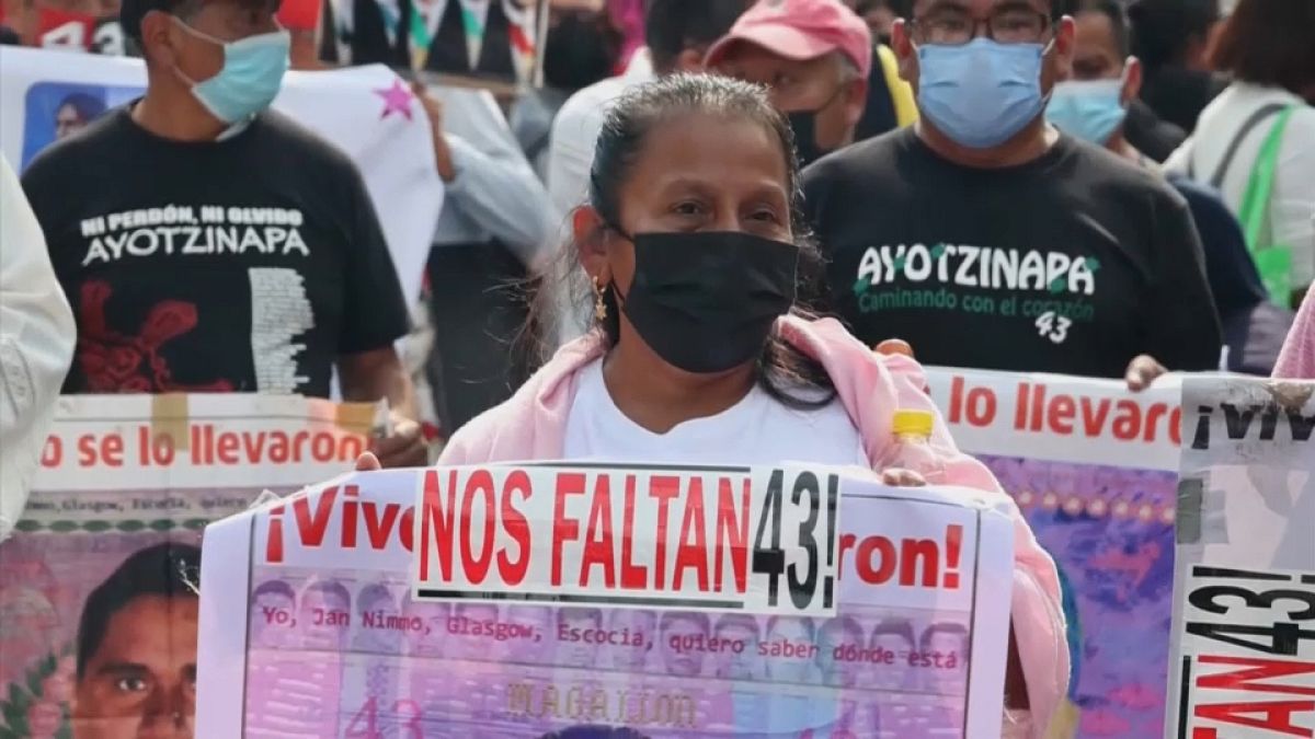 Marcha multitudinaria en Ciudad de México en recuerdo de los 43 de Ayotzinapa