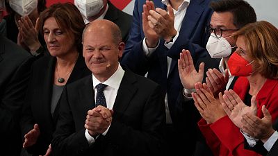 أولاف شولتز، مرشح الحزب الديمقراطي الاشتراكي لمنصب المستشار  بعد انتخابات البرلمان الألماني في مقر الحزب الاشتراكي الديمقراطي في ألمانيا. 