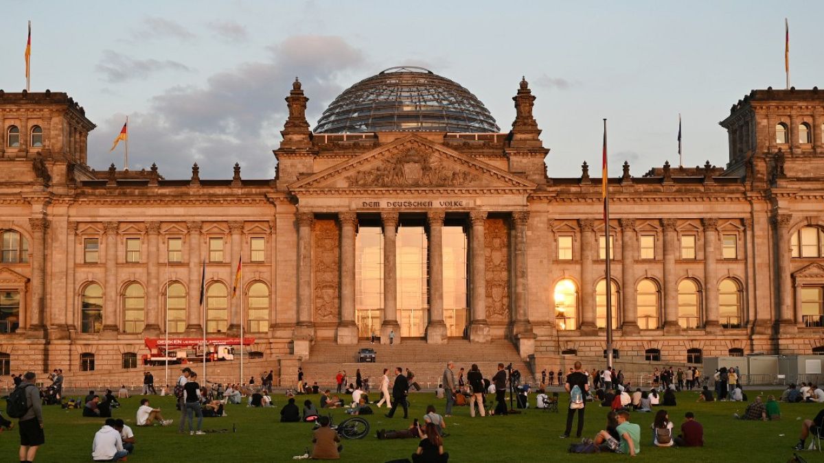 مبنى الرايخستاغ، مقر البرلمان الألماني بعد إغلاق مراكز الاقتراع، في برلين الأحد 26 سبتمبر 2021.