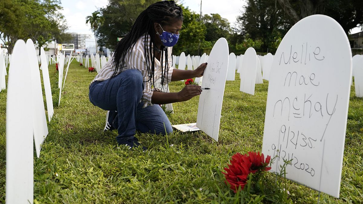 مقبرة رمزية تم إنشاؤها لتكريم الأرواح التي فقدت بسبب  وباء كوفيد-19  في ميامي، الولايات المتحدة.