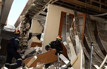  رجال إطفاء في منزل متضرر إثر زلزال ضرب قرية دماسي وسط اليونان.