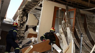  رجال إطفاء في منزل متضرر إثر زلزال ضرب قرية دماسي وسط اليونان.