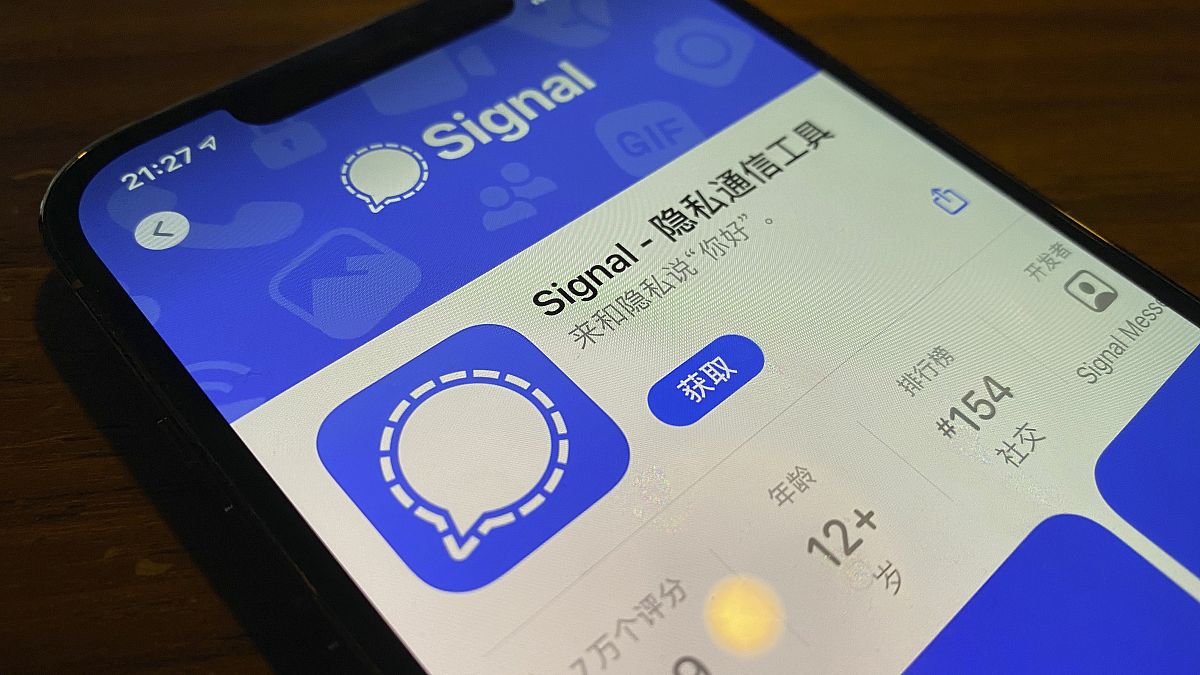 عرض شاشة الهاتف الذكي لمتجر التطبيقات لتطبيق "سيغنال"  للمراسلة في بكين، الصين.