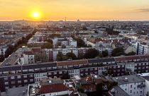 غروب الشمس خلف المنازل السكنية في العاصمة الألمانية برلين، 7 أيلول/سبتمبر 2021