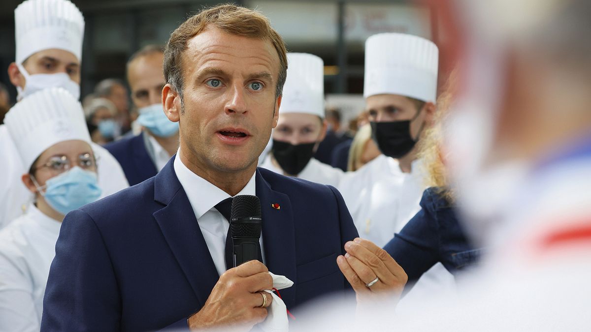 Fransa Cumhurbaşkanı Emmanuel Macron, gastronomi fuarında şeflerle sohbet ederken