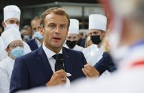 Fransa Cumhurbaşkanı Emmanuel Macron, gastronomi fuarında şeflerle sohbet ederken