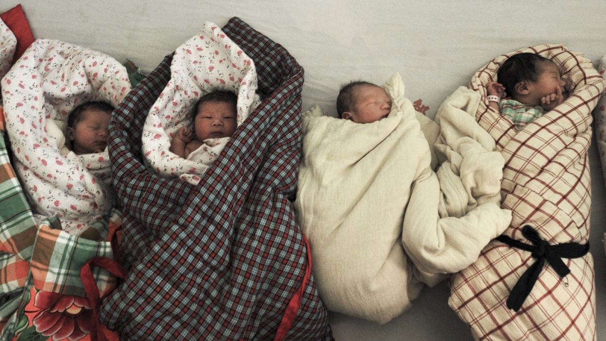 Archív fotó: fürdetésre váró újszülöttek a kelet-kínai Shandong egyik kórházában