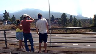 Turistas fotografiando el volcán de La Palma