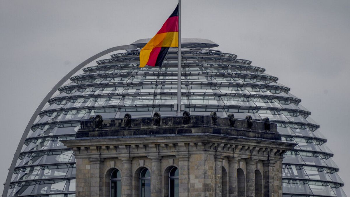 La bandera nacional alemana ondea desde lo alto del edificio del Reichstag en Berlín
