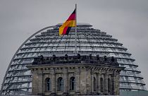 La bandera nacional alemana ondea desde lo alto del edificio del Reichstag en Berlín