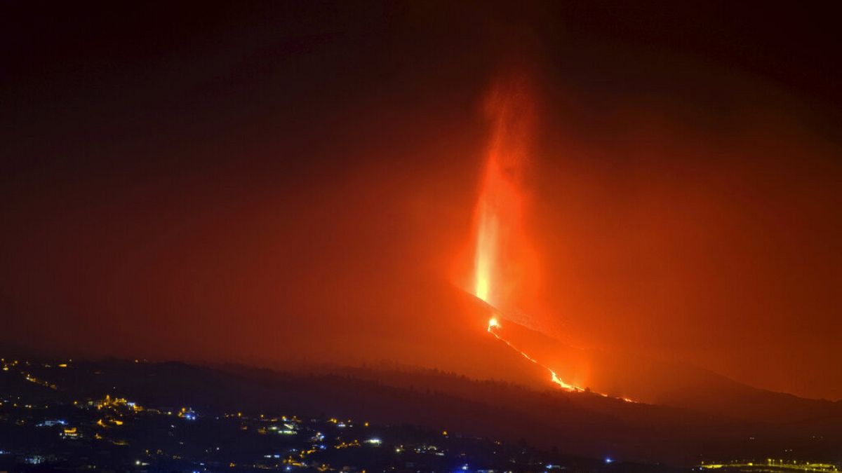 El volcán Cumbre Vieja en plena fase extrema en la madrugada del domingo 26 
