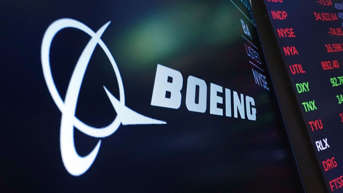 شعار شركة "بوينغ" الأمريكية لتصنيع الطائرات كما يظهر على شاشة أعلى مركز تداول في بورصة نيويورك
