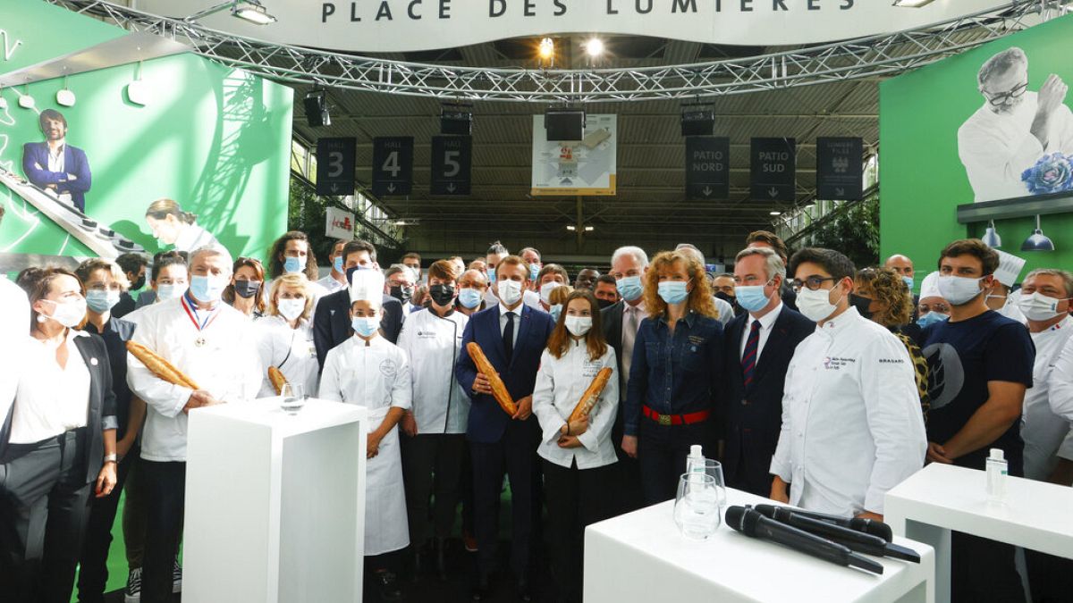 На выставке в Лионе в президента Макрона бросили яйцо 