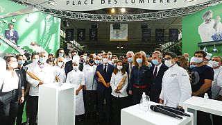 Emmanuel Macron recibe un "huevazo" durante su visita a un salón gastronómico de Lyon