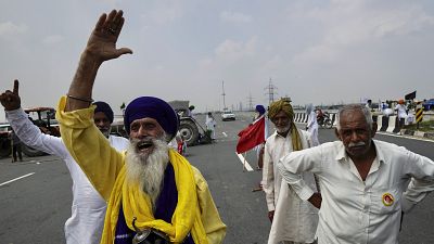 Индийские фермеры перекрывают шоссе
