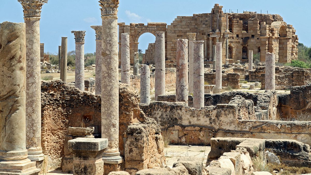 منظر عام لأعمدة رخامية  في مدينة لبتيس ماغنا Leptis Magna الرومانية القديمة، في مدينة الخمس الساحلية الليبية.