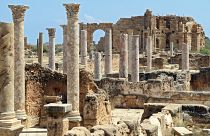 منظر عام لأعمدة رخامية  في مدينة لبتيس ماغنا Leptis Magna الرومانية القديمة، في مدينة الخمس الساحلية الليبية.