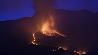 Lavastrom aus dem Vulkan auf Palma am 26. September 2021 