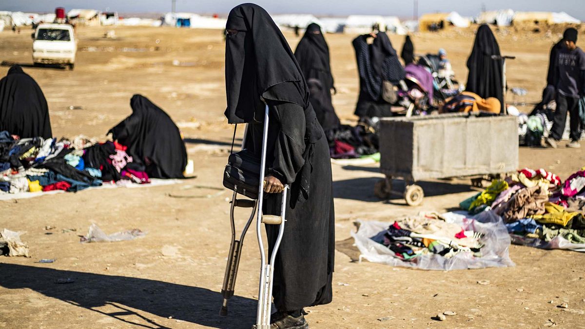 امرأة فرنسية تُدعى أمل، 25 عامًا، تستخدم عكازين للمشي في مخيم الهول للنازحين الذي يديره الأكراد في محافظة الحسكة شمال شرق سوريا، 14 كانون الثاني/ يناير 2020