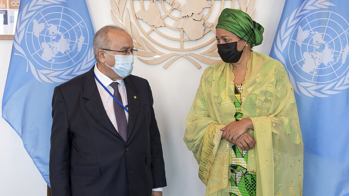  نائبة الأمين العام أمينة محمد ووزير الخارجية الجزائري رمطان لعمامرة ، في مقر الأمم المتحدة.