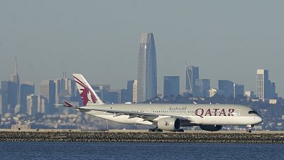 طائرة للخطوط الجوية القطرية تستعد للإقلاع في مطار سان فرانسيسكو الدولي في الولايات المتحدة.