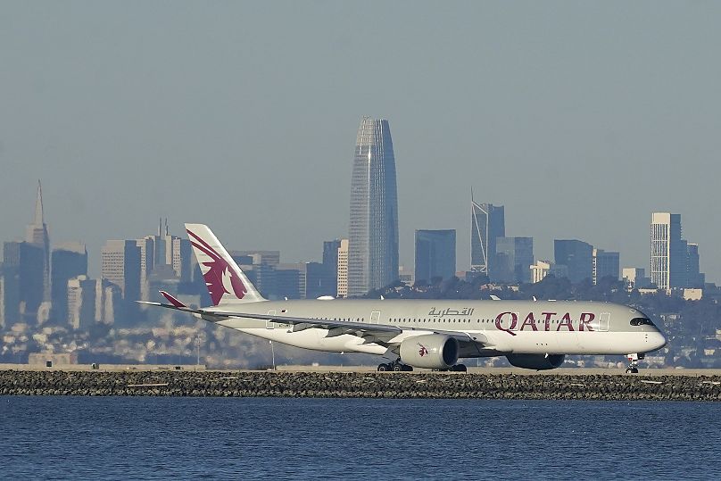 طائرة الخطوط الجوية القطرية تستعد للإقلاع في مطار سان فرانسيسكو الدولي 