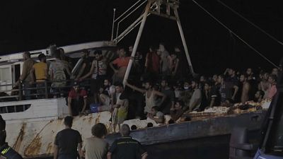 Barco cheio de migrantes atraca em Lampedusa