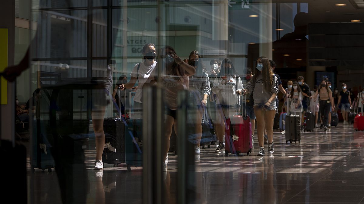  مسافرون في مطار برشلونة، إسبانيا.