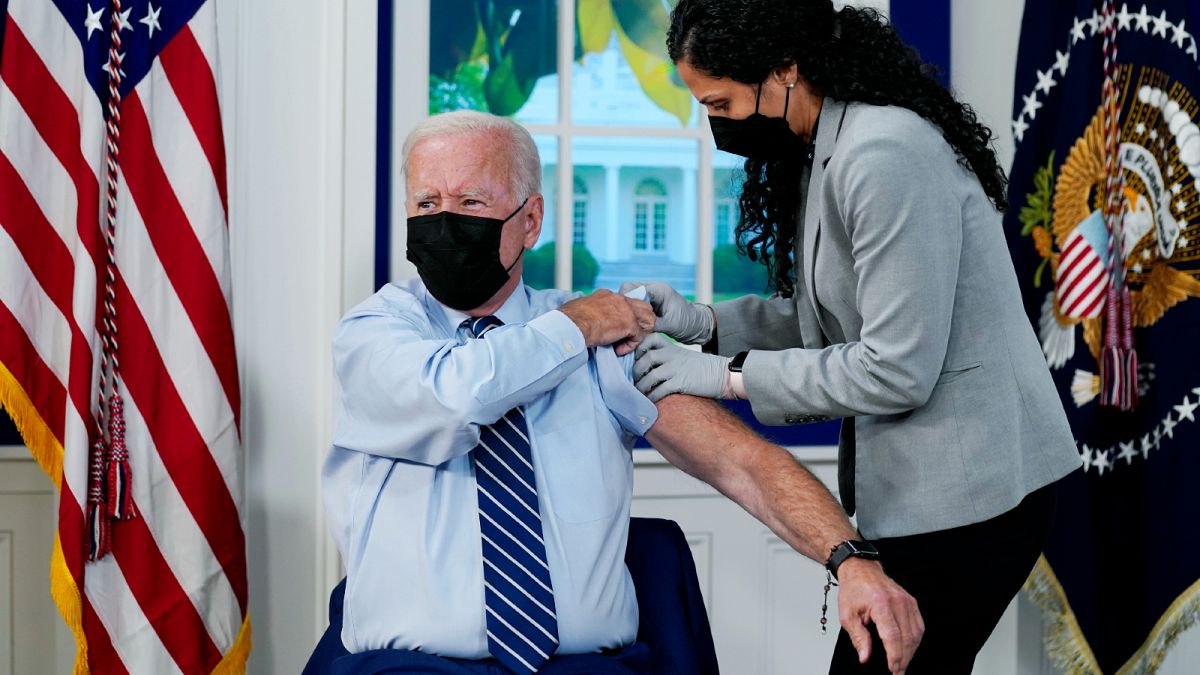 الرئيس جو بايدن يتلقى جرعة معززة من لقاح فايزر المضاد لكوفيد-19 في البيت الأبيض في واشنطن.