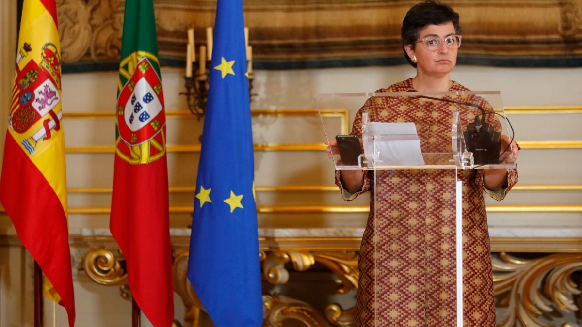 وزيرة الخارجية الإسبانية السابقة أرانتشا غونزاليس لايا  في مؤتمر صحفي في لشبونة  البرتغال.
