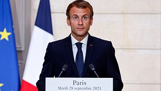 الرئيس الفرنسي إيمانويل ماكرون يتحدث خلال مؤتمر صحفي مع رئيس الوزراء اليوناني خلال حفل توقيع صفقة دفاعية جديدة في قصر الإليزيه في باريس.