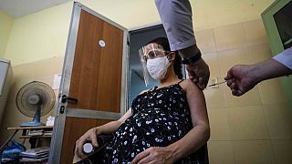Una enfermera aplica a una mujer embarazada una inyección de la vacuna cubana Abdala para COVID-19 en una clínica durante la nueva pandemia de coronavirus en La Habana, Cuba, 