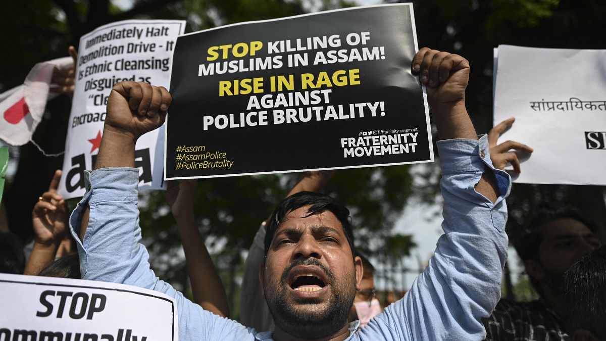 احتجاجات تندد بحملة إخلاء لعائلات مسلمية في ولاية آسام في 23 سبتمبر، انتهت باشتباكات عنيفة مع الشرطة في نيودلهي، الهند، في 25 سبتمبر 2021