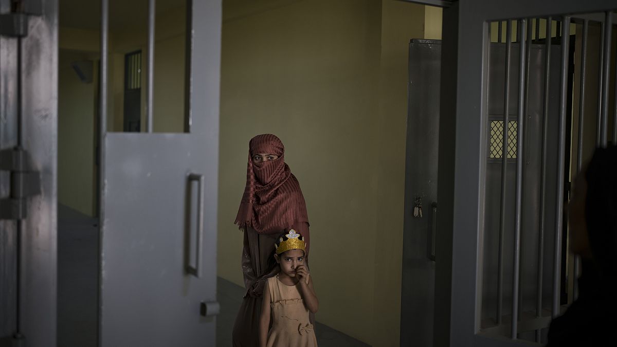 Afganistan'ın başkenti Kabil'deki Puli Çarhi Hapishanesi'nde kalan Raziye ve 6 yaşındaki kızı Aliya