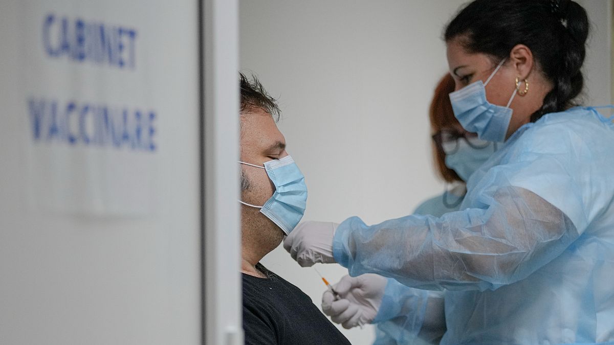 Un homme reçoit une troisième dose de vaccin Pfizer dans un centre vaccinal à Bucarest en Roumanie, le 28 septembre 2021