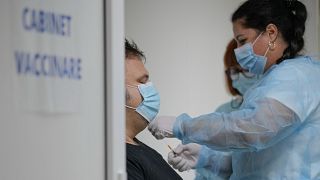 Un homme reçoit une troisième dose de vaccin Pfizer dans un centre vaccinal à Bucarest en Roumanie, le 28 septembre 2021