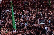 شاهد: الحجاج الشيعة يحيون ذكرى أربعينة الإمام الحسين في كربلاء