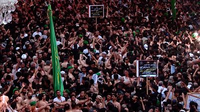 شاهد: الحجاج الشيعة يحيون ذكرى أربعينة الإمام الحسين في كربلاء