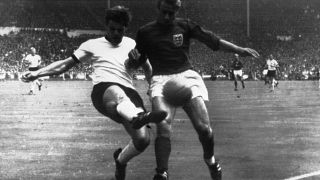 Роджер Хант (справа) на Кубке мира в Англии, 1966 год