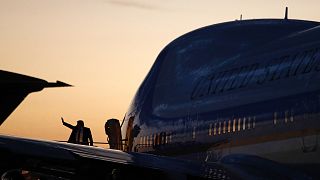 Megy vagy jön? Donald Trump a floridai Tampa repülőterén 2020-ban