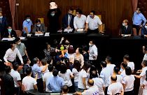 شاهد: تدافع وشجار بالأيادي بين نواب تايوانيين خلال خطاب سياسي حول أداء الحكومة