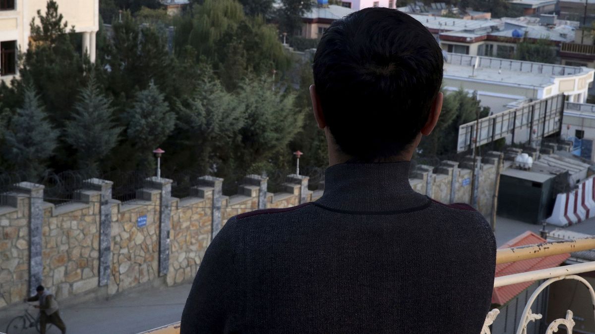 يخاف المثليون في أفغانستان من إظهار وجوههم عندما يتحدثون إلى الإعلام