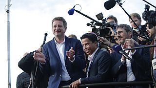Entouré de journalistes, le candidat écologiste à la présidentielle, Yannick Jadot, à Paris, le 28 septembre 2021