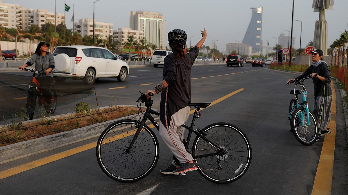 إيمان جوهرجي مصممة أزياء سعودية خلال ركوبها الدراجة في كورنيش جدة. 24/06/2018