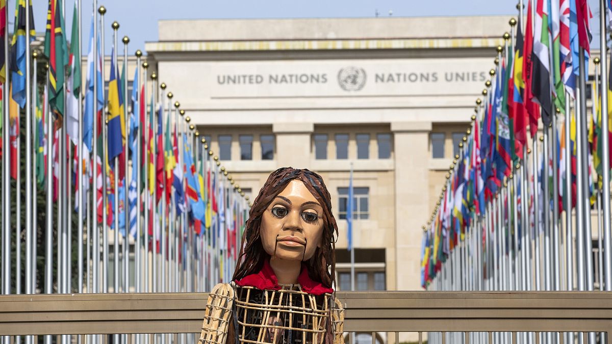 الدمية العملاقة أمل في جنيف أمام مقر الأمم المتحدة 