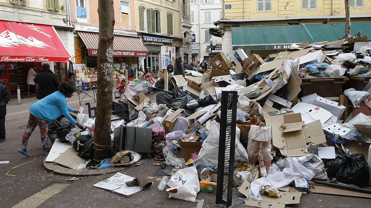 La basura desborda los contenedores de Marsella