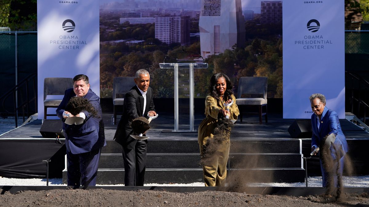 O Governador do Illinois e a "mayor" de Chicago ladeiam o casal Obama no arranque das obras